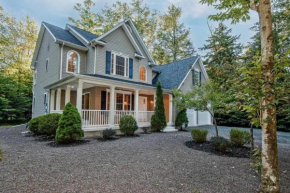 Luxury 4 bedroom house in Pocono Mountains in Golf course Near Lake
